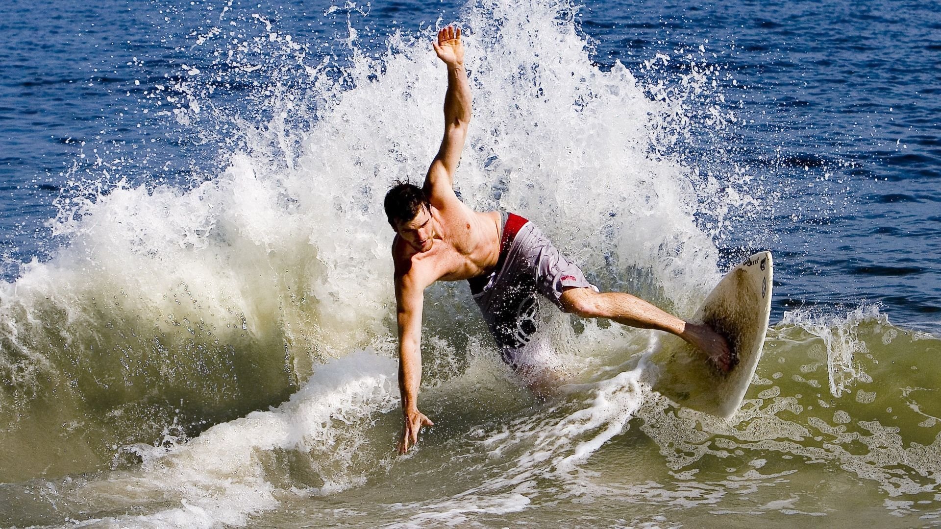 开云电子竞技-德国骑手弗洛尔·德·温内在2024年欧洲三项赛锦标赛中以“Thunder”马匹获得个人铜牌，表现出色。