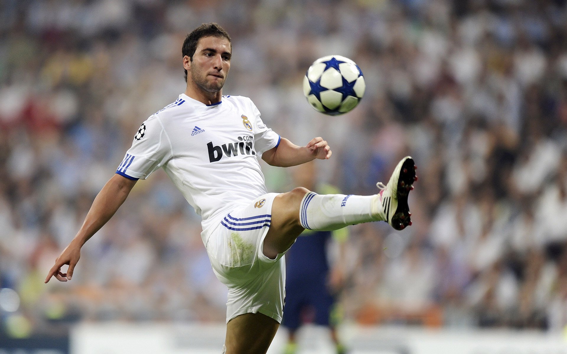 开云电竞平台注册-德甲比赛精彩纷呈，关键扑救扭转局势，战术多变，德甲赛制介绍